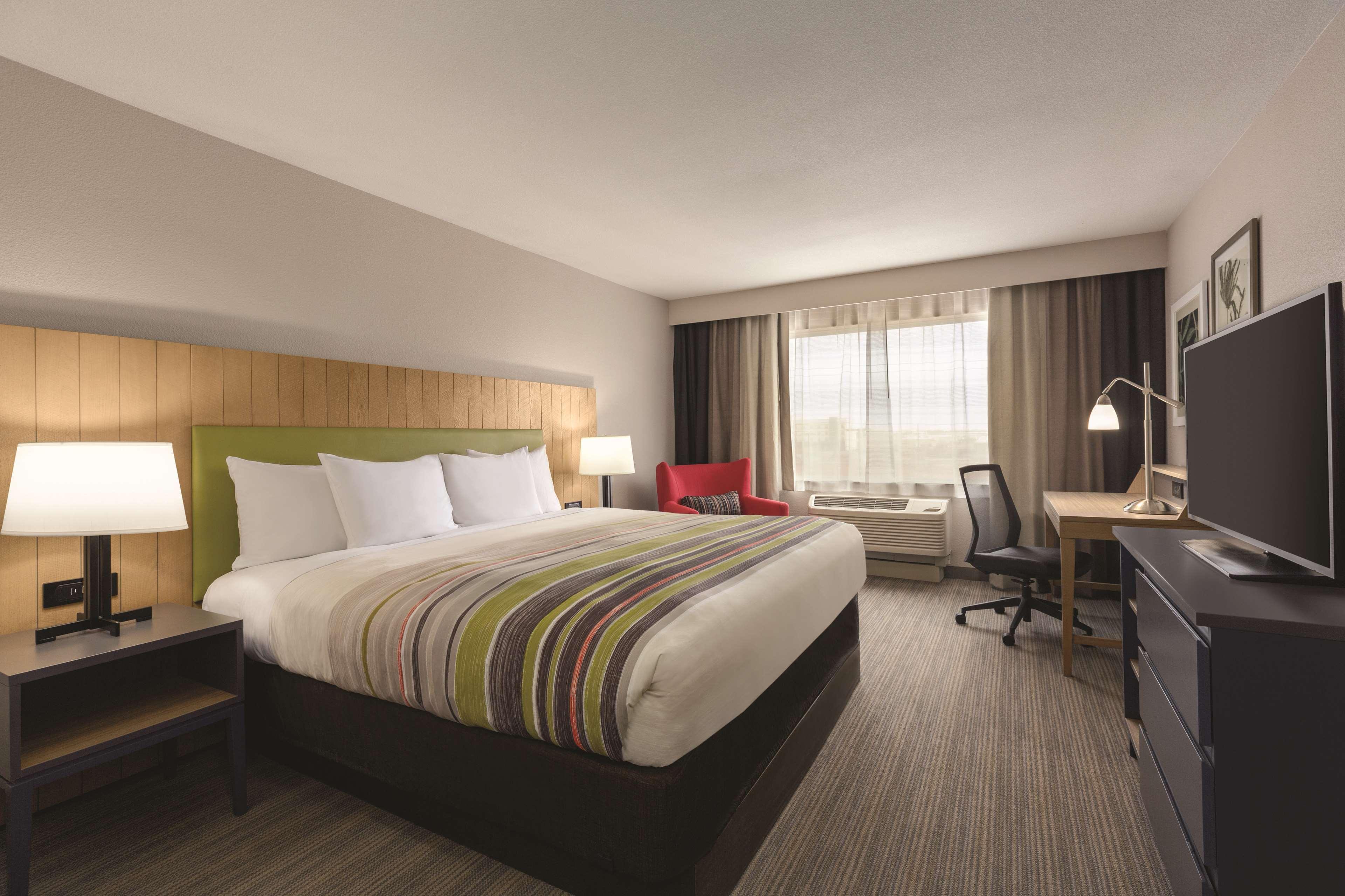SUITE, KING BED, ACCESSIBLE