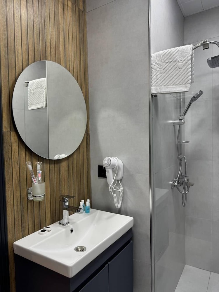 Twelve Inn Hotel 36/40