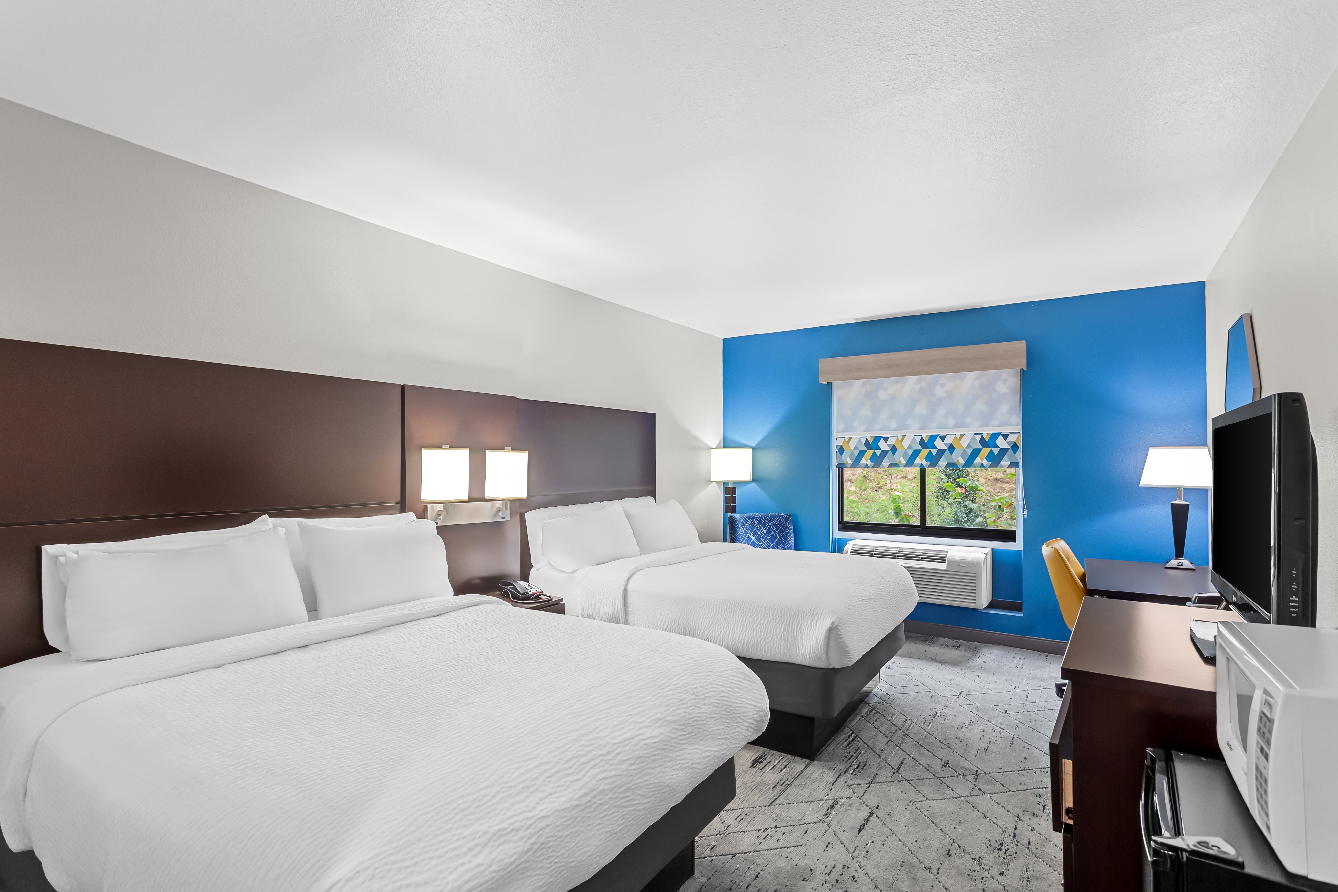 Holiday Inn Express Hotel & Suites Cross Lanes 27/75