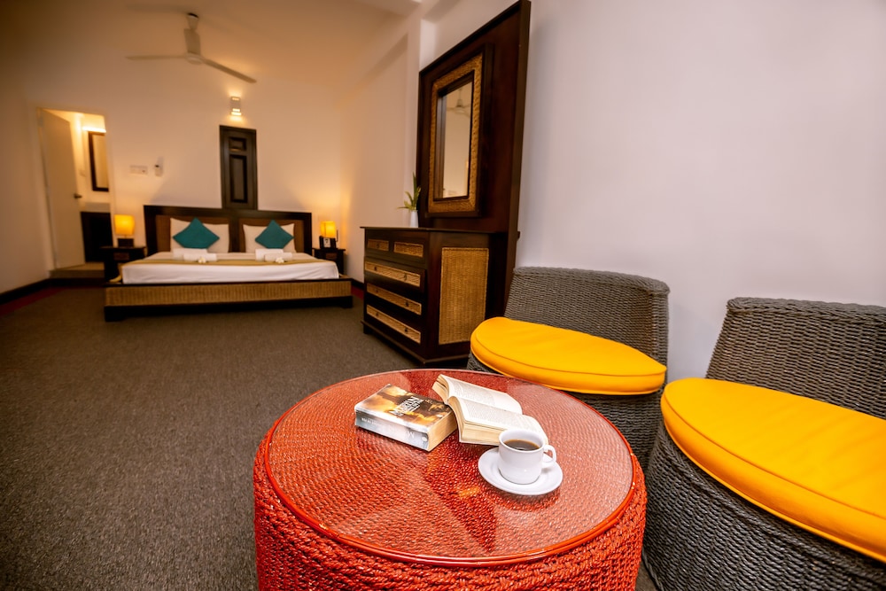 ST. LACHLAN HOTEL AND SUITES 44/64