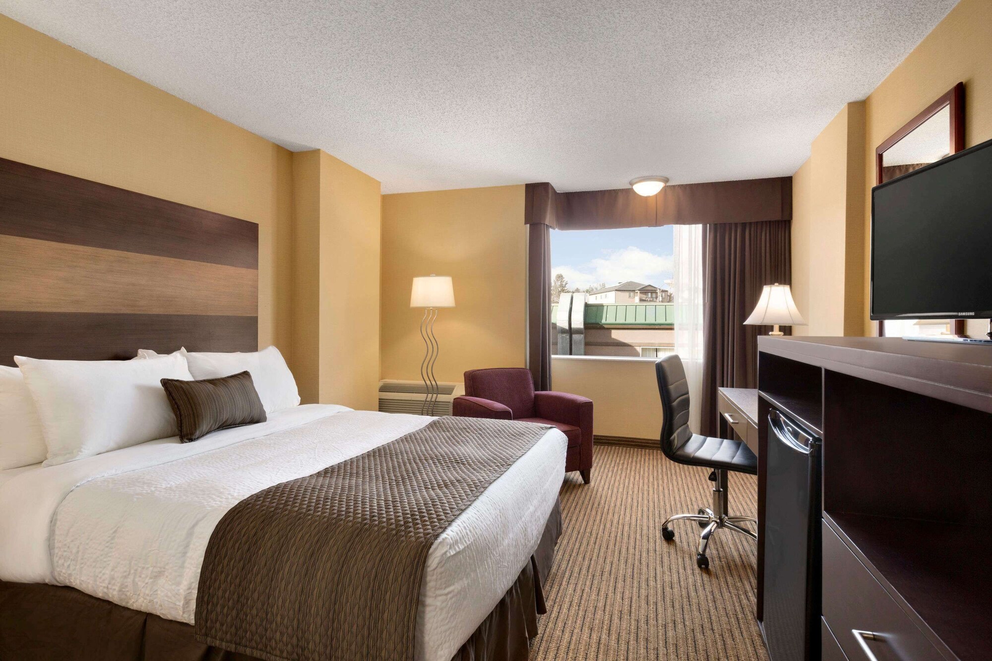 غرفة قياسية بسرير كوين لذوي الإعاقة، Days Inn by Wyndham Calgary South 2/4
