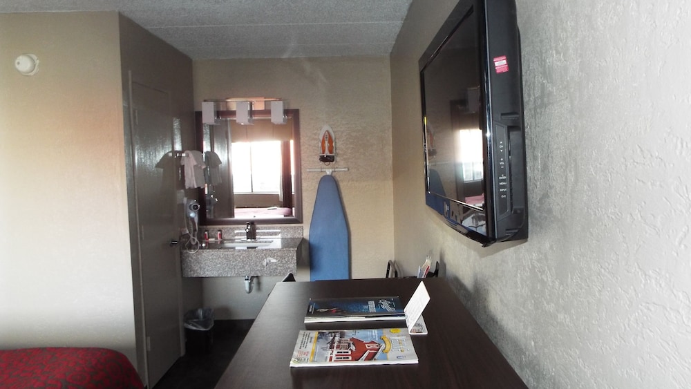 Economy Suites Springfield - I-44 3/43