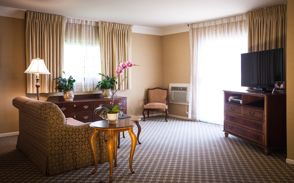 Best Western Plus Sunset Plaza Hotel 61/83