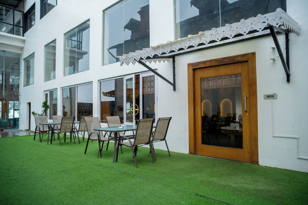 Orsino Resort Mall Road 41/46