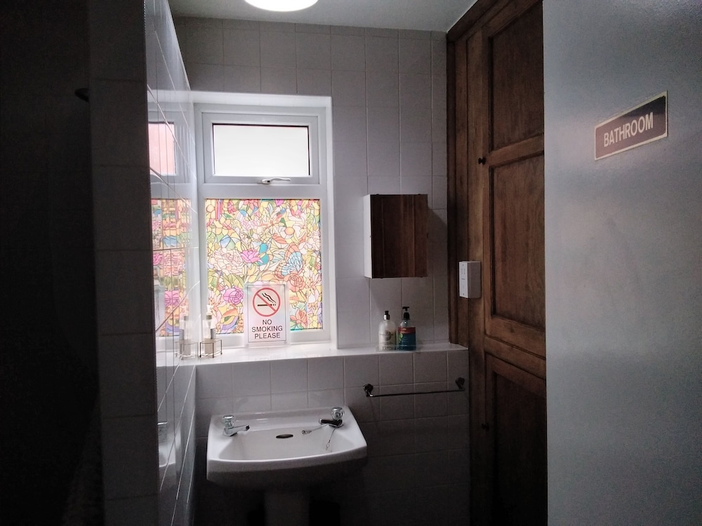 Whiteways Hotel 30/34