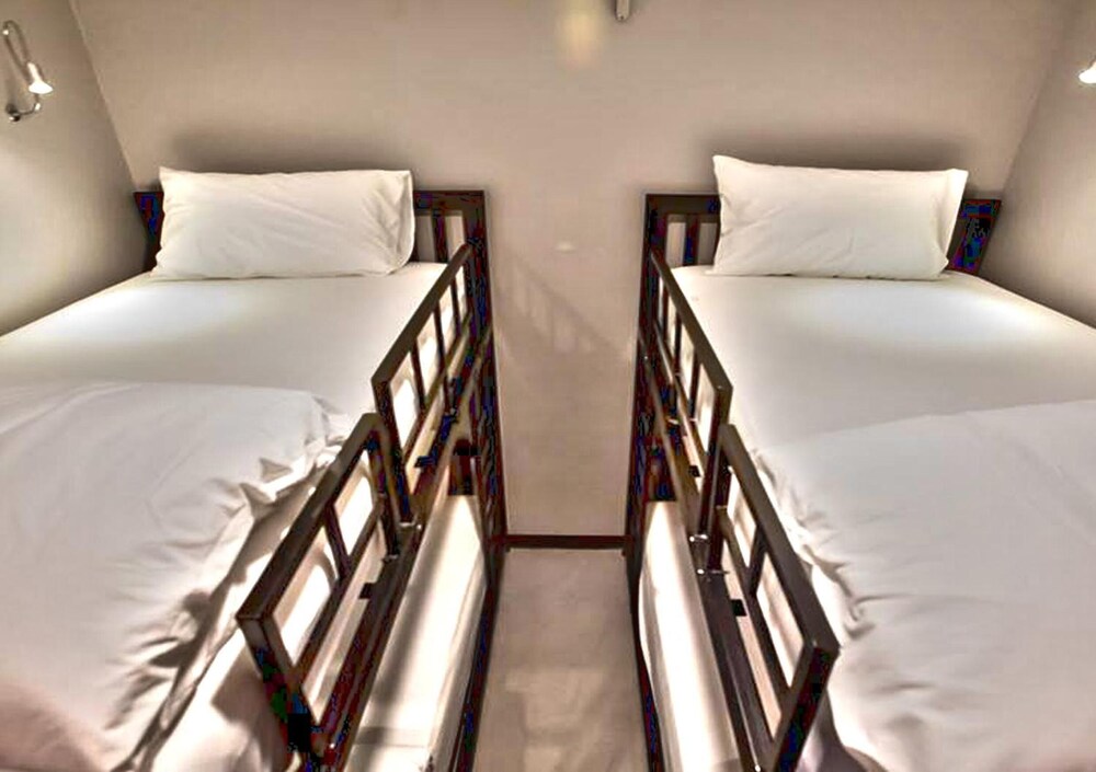 Jellybean the Blocks Hostel Sukhumvit 10 30/63