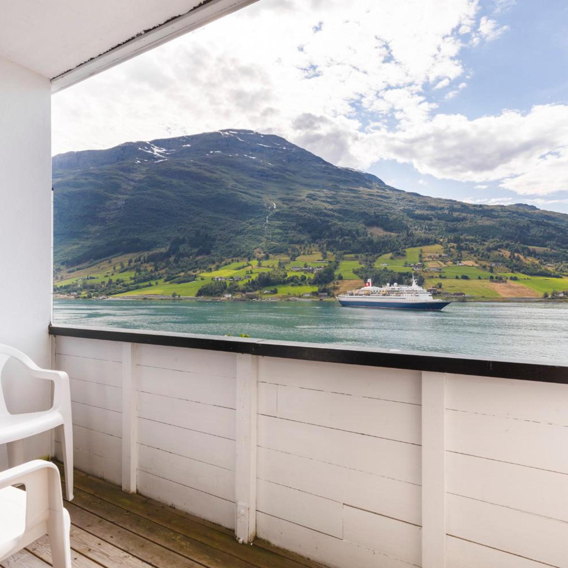 Olden Fjordhotel 2/50