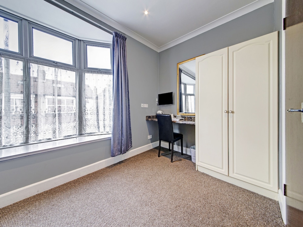 OYO Bostons Manor Hotel, Hanwell London 43/64