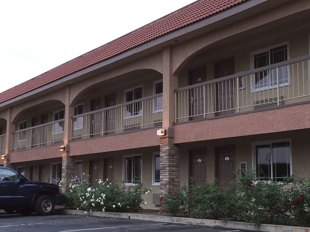 Industry Inn Amp Suites 2/60