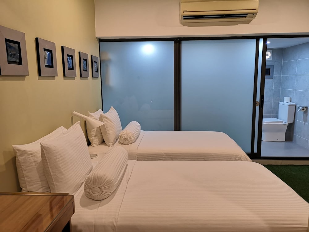Bedrock Hotel 10/50