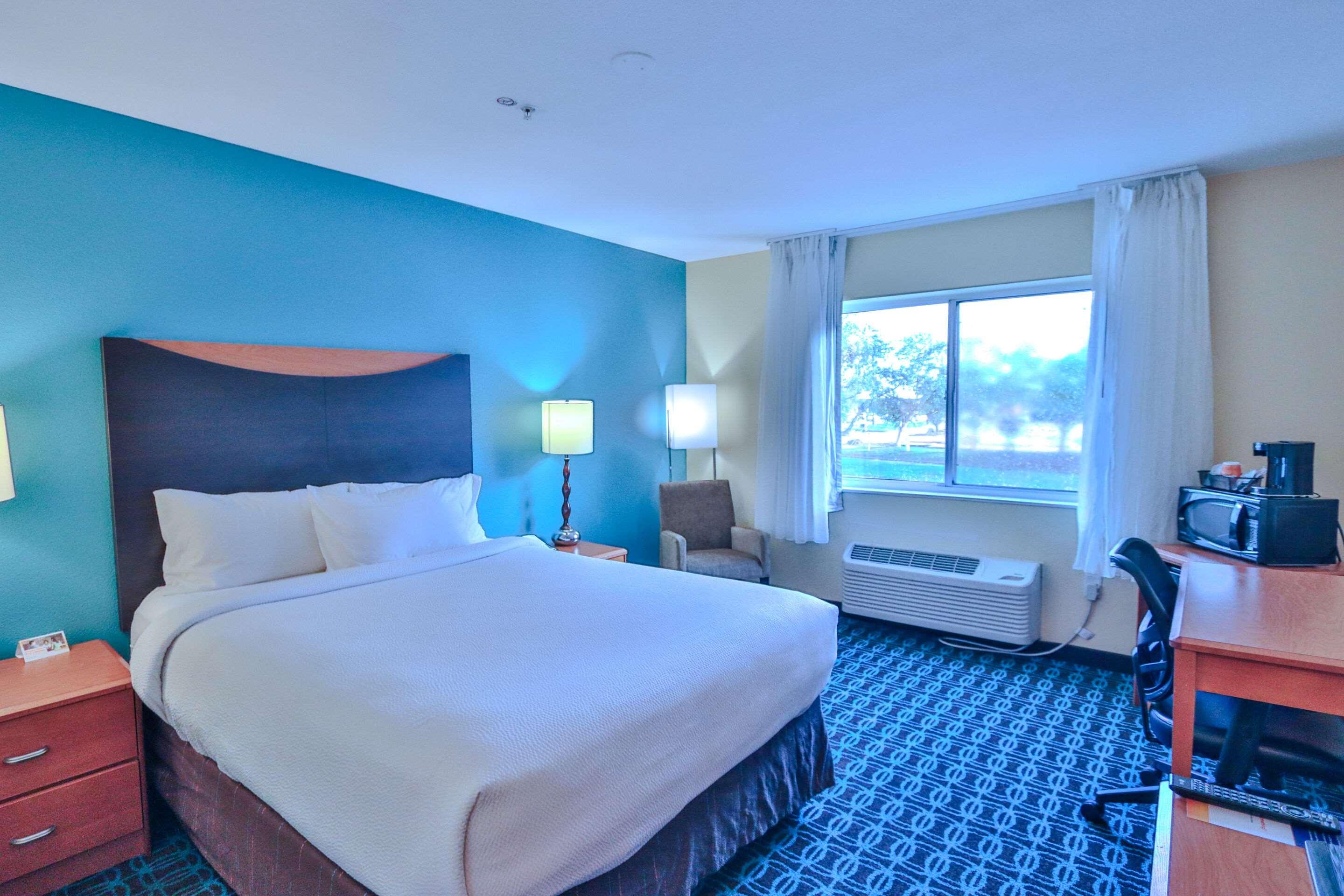 غرفة بسرير كوين، Comfort Inn & Suites Houston North - Spring 2/3