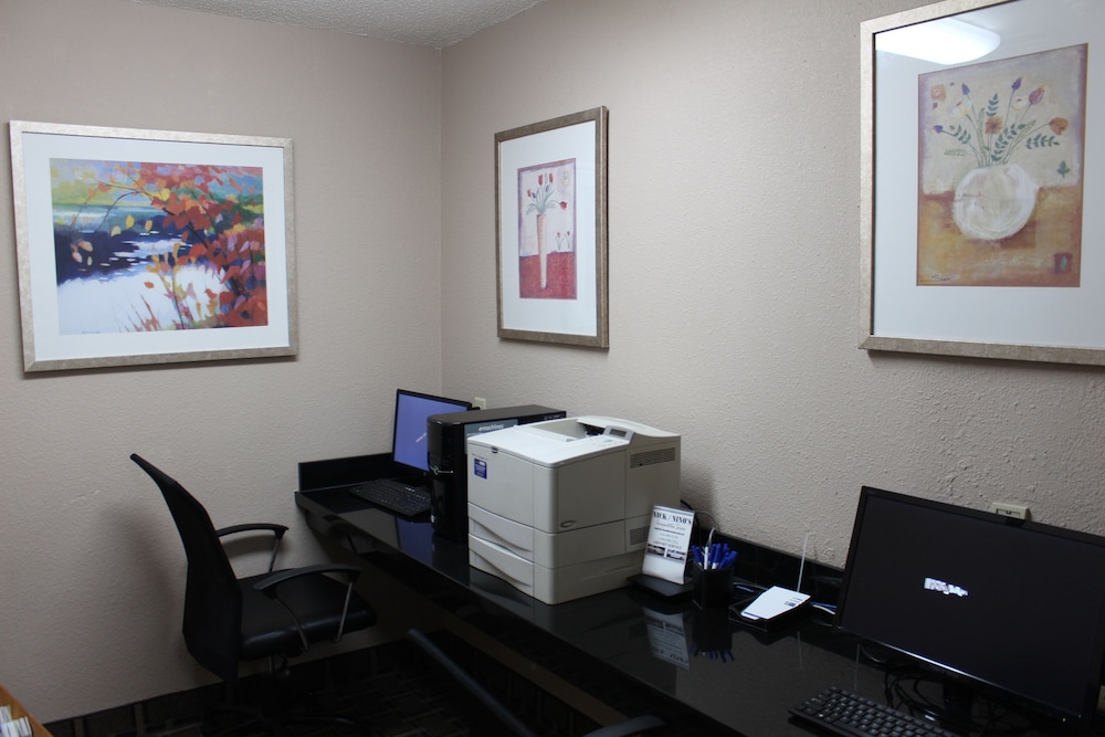 Holiday Inn Express & Suites Kansas City-Liberty (Hwy 152), an IHG Hotel 68/74