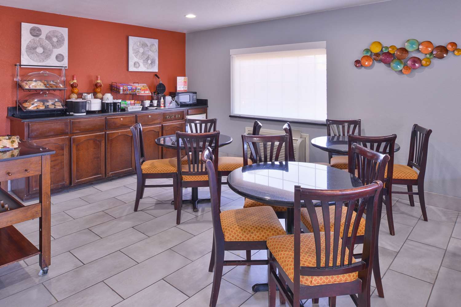 Americas Best Value Inn Batesville 25/33