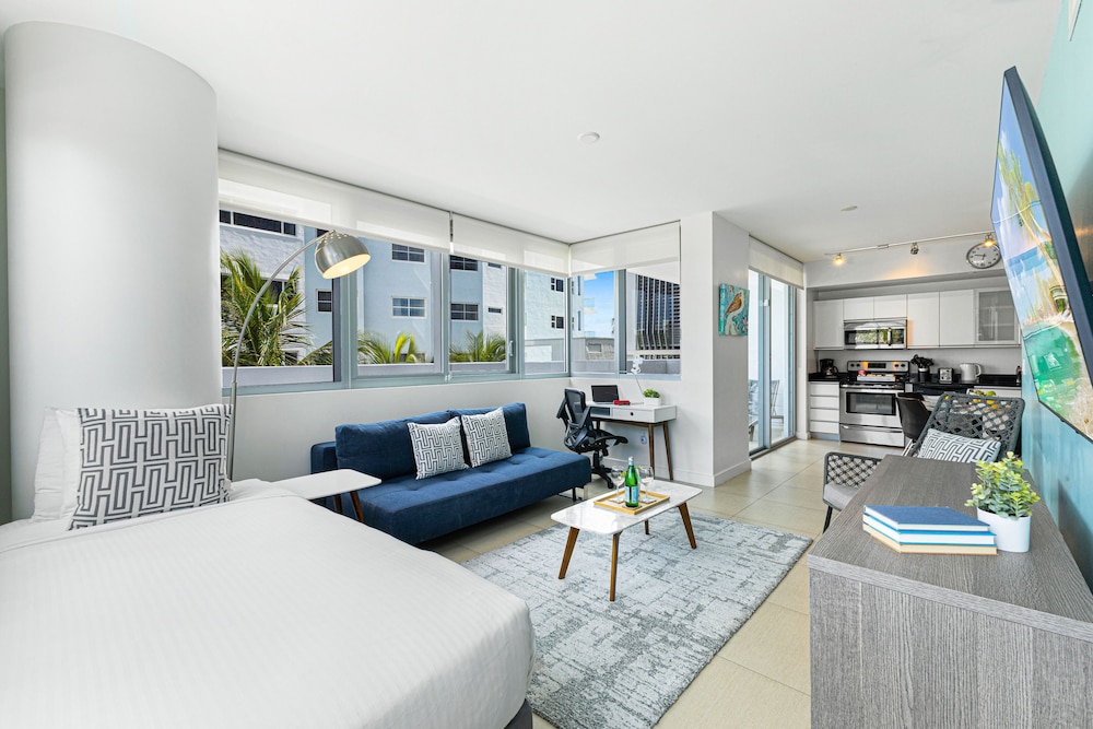 شقة بسرير كينج وسرير فردي بإطلالة على المدينة بشرفة بغرفة نوم واحدة مع أريكة، Dharma Home Suites Miami At Monte Carlo 8/10