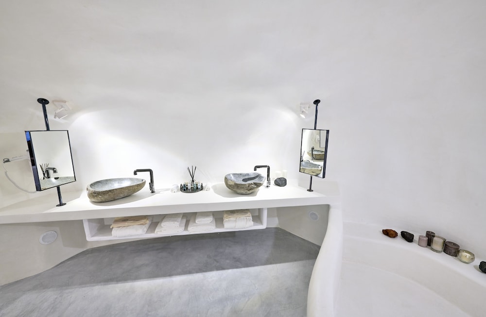 Cave Suite Oia 27/30
