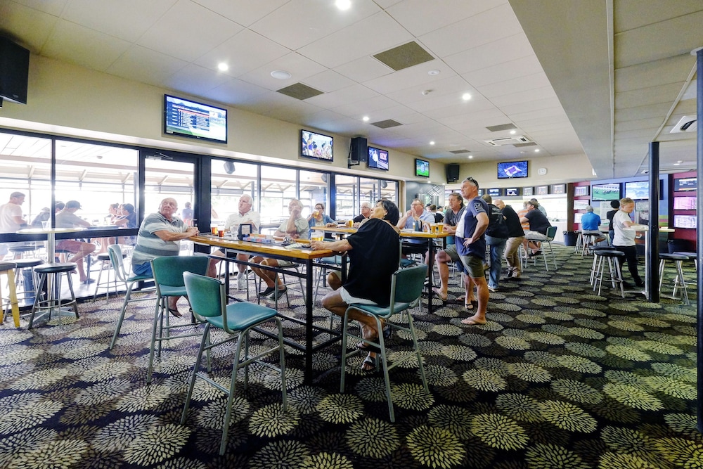 Lakes and Ocean Hotel Forster 30/40