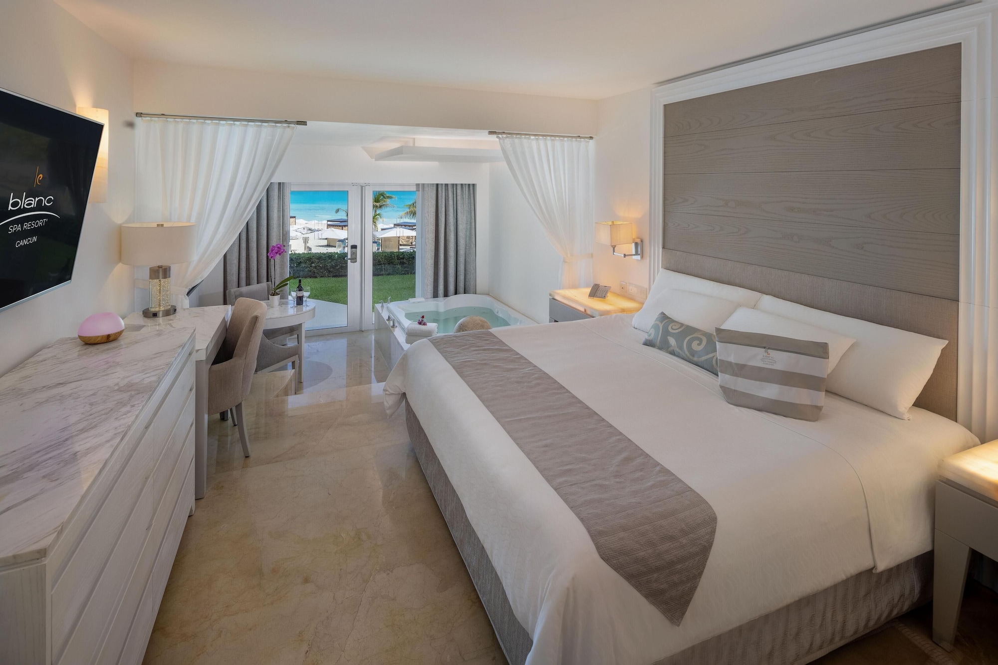 ROYAL, WALKOUT, SUITE
