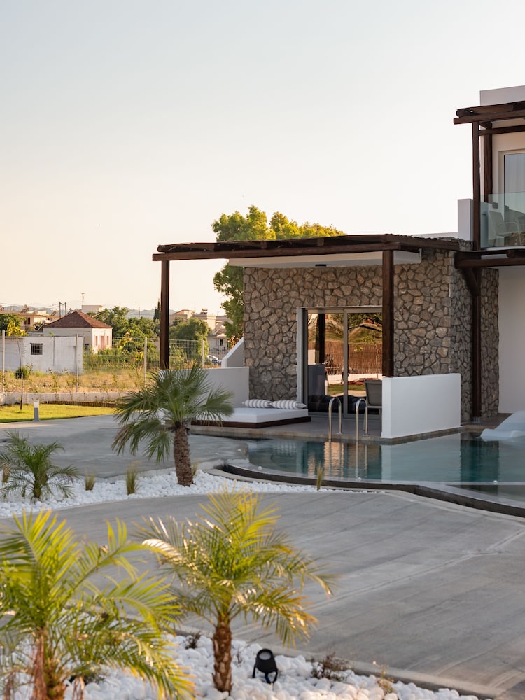 Nama Retreat Suites 52/56