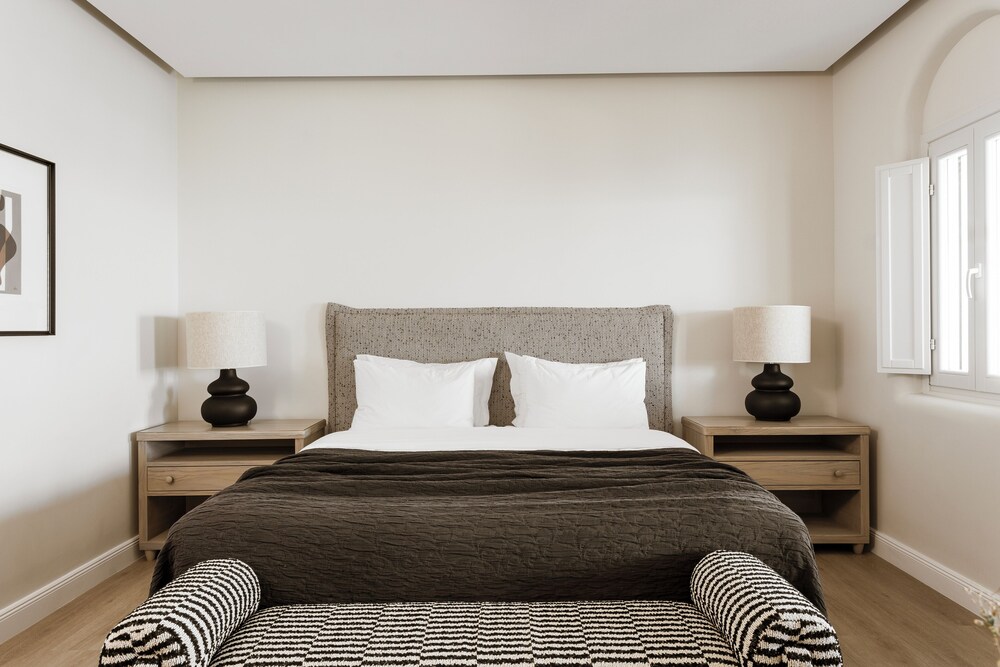 Sunrise, Suite, King Bed, Pool Front
