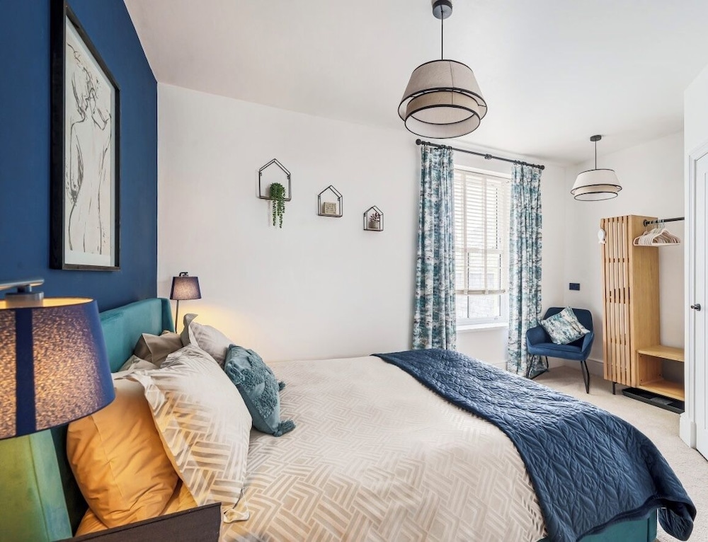 DELUXE, KING BED