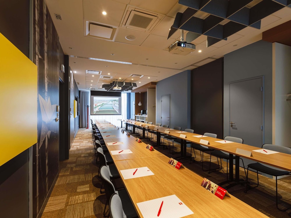 Ibis Lyon Carre De Soie 52/62