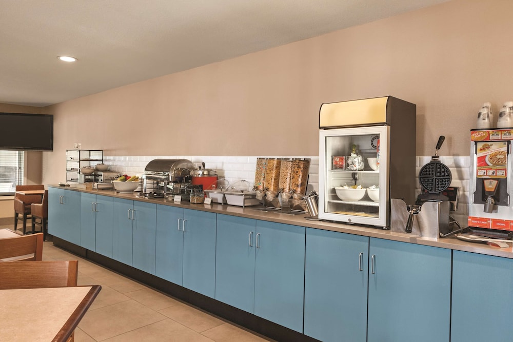 Country Inn & Suites by Radisson, Buffalo, MN 32/37