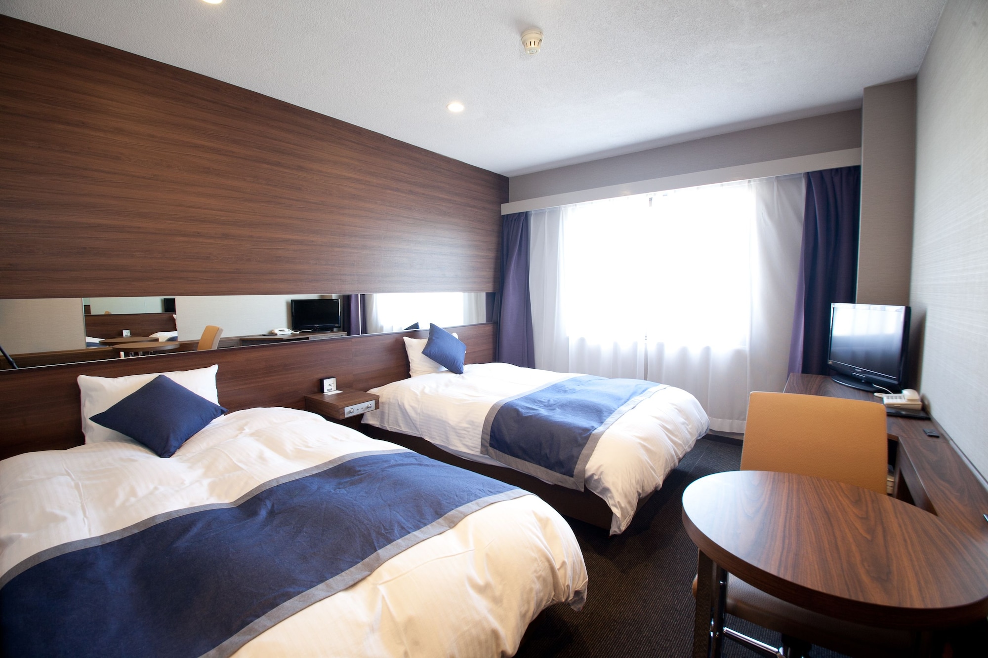 SUPERIOR, TWIN BEDS, SMOKING