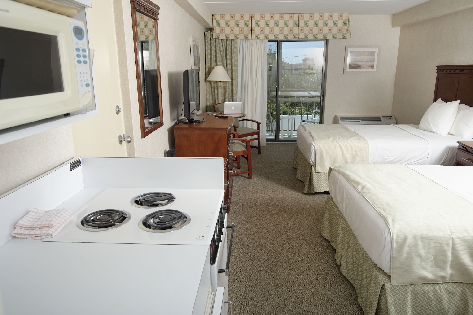 Efficiency, 2 Double Beds, Pool Side