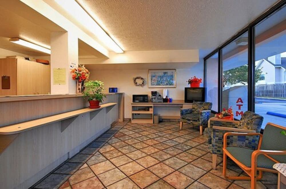 Super 6 Inn & Suites 29/40