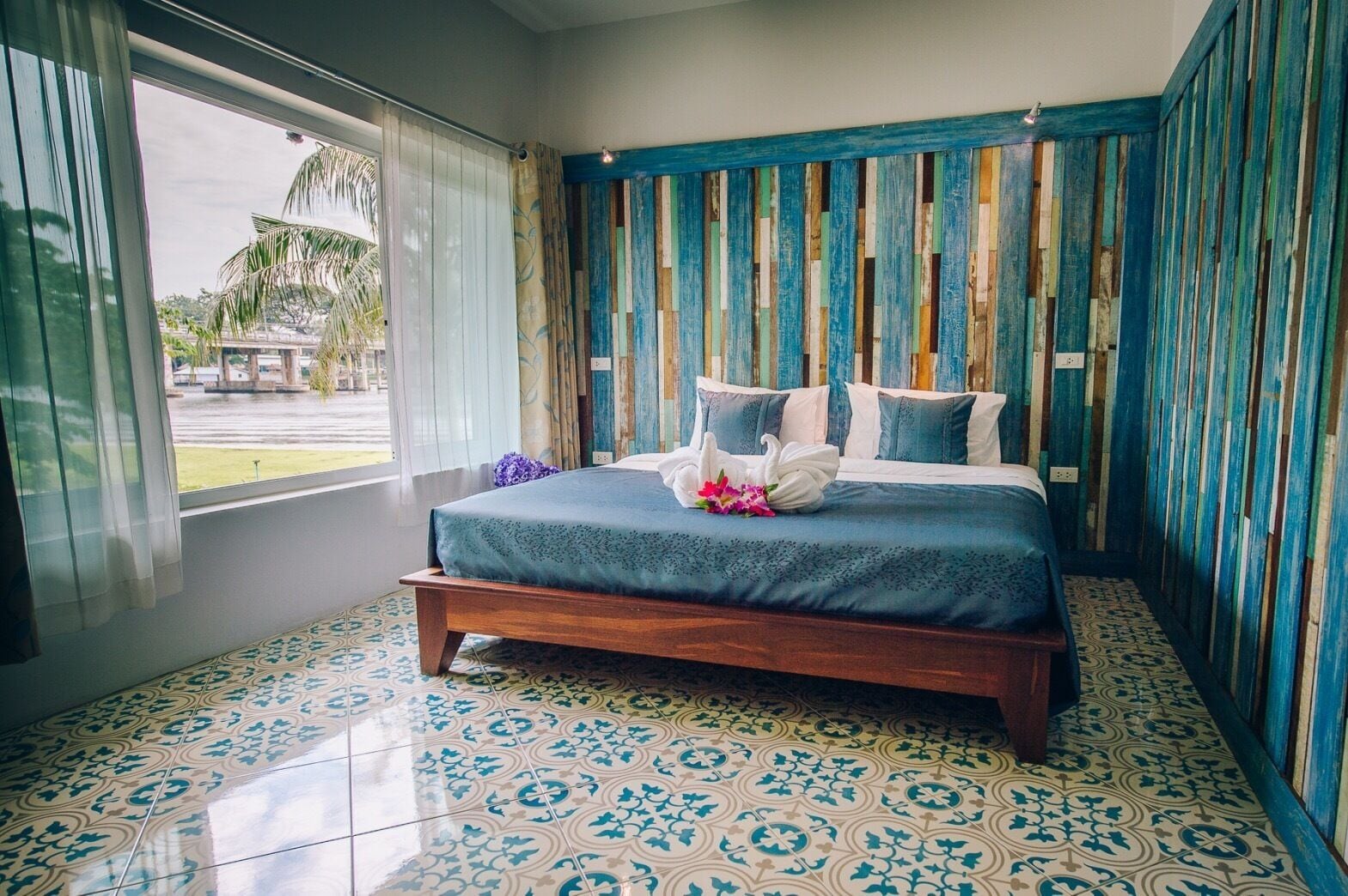 ROOM, DOUBLE BED, LARGE
