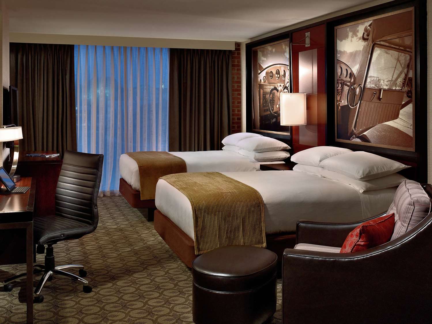 جناح بسريرين مزدوجين بغرفة نوم واحدة مع أريكة، DOUBLETREE BY HILTON HOTEL AND SUITES CHARLESTON AIRPORT 3/3