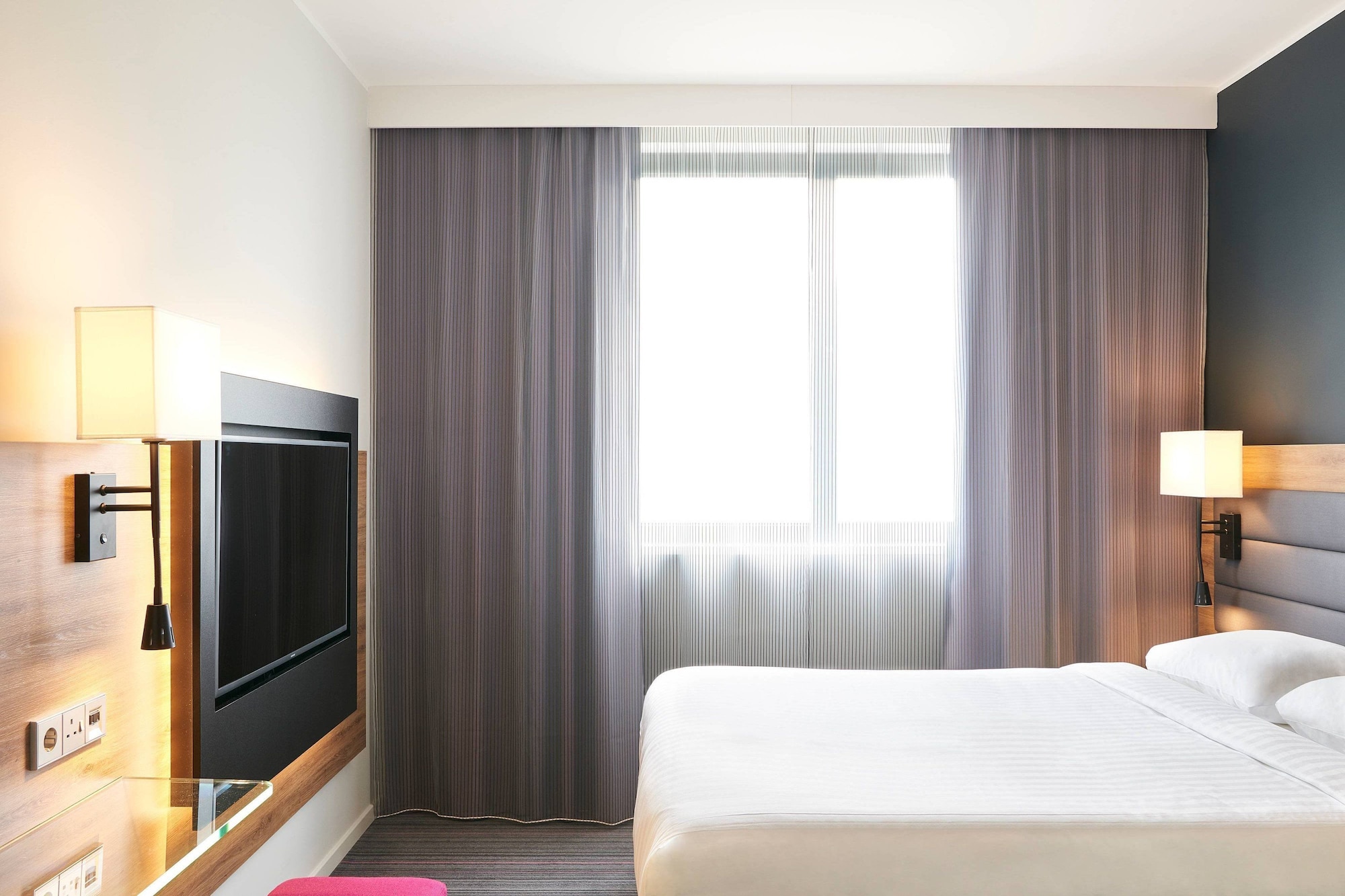 ROOM, QUEEN BED