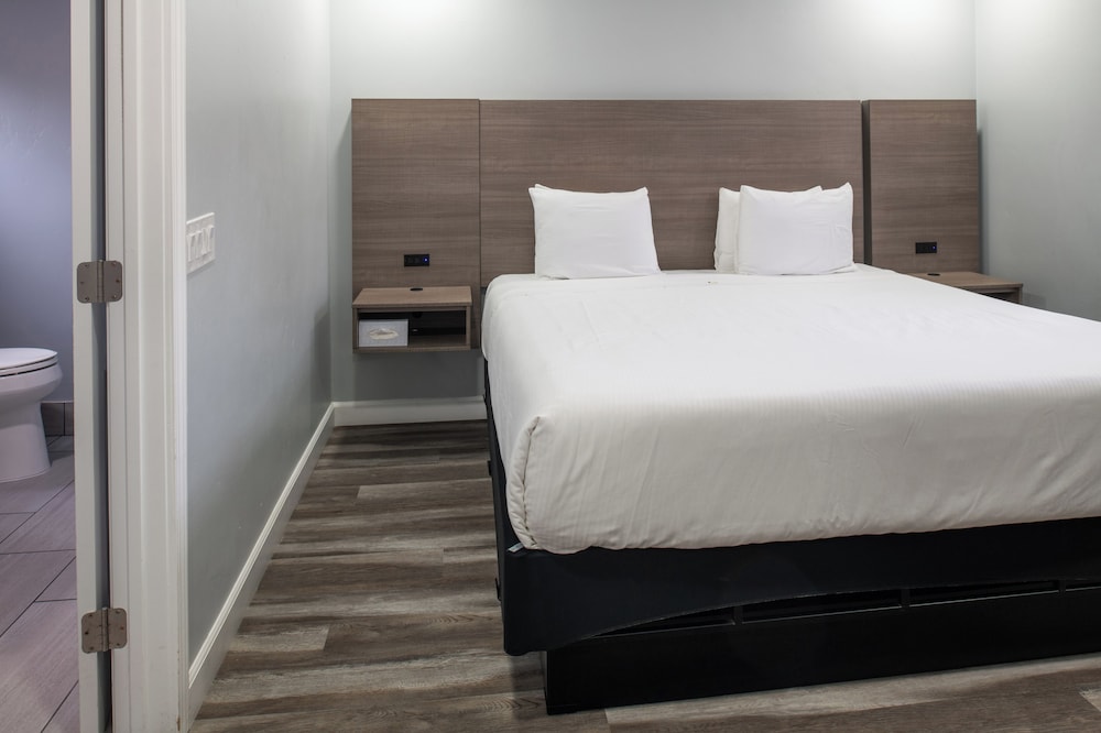 كوخ بسرير كينج وسرير كوين بغرفتي نوم بمطبخ، Lone Oak Lodge 10/10