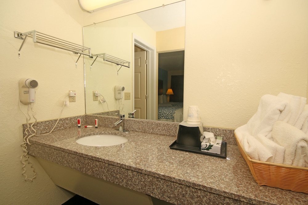 Hamilton Inn Jonesville I-77 18/24