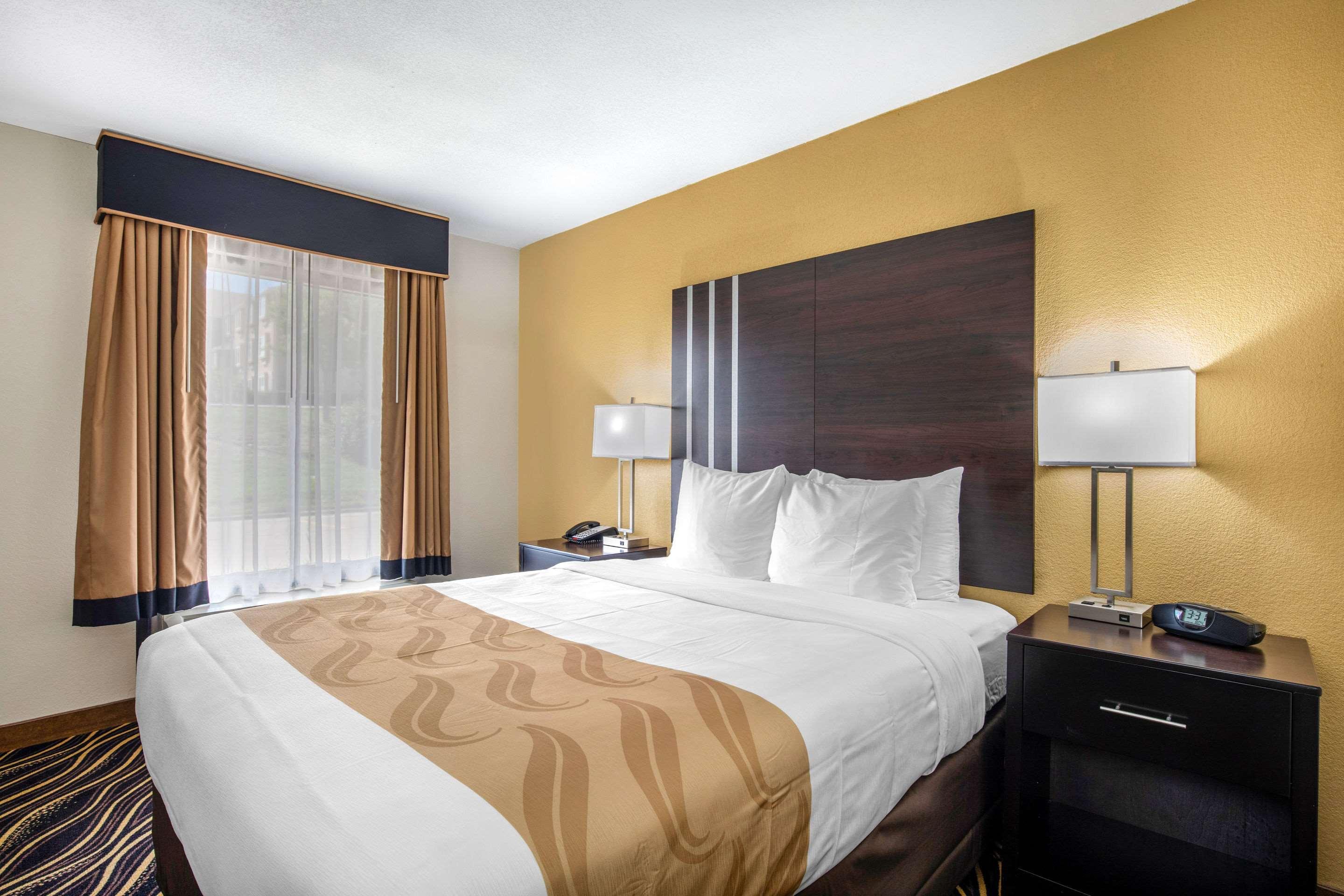 ROOM, QUEEN BED