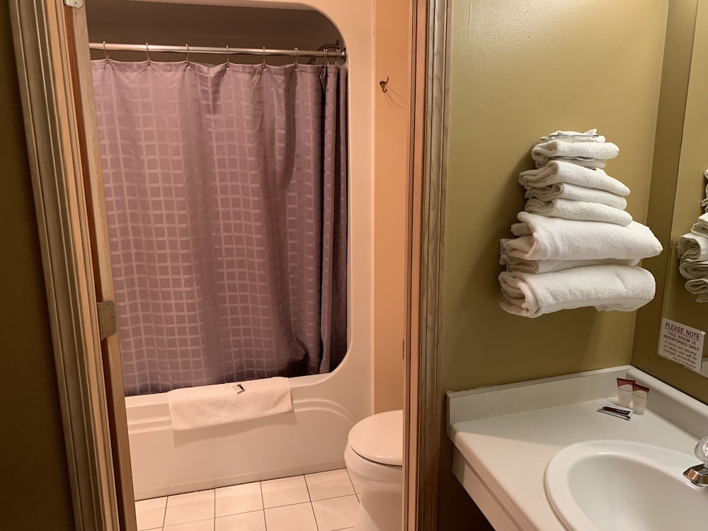 Lakeside Motor Inn 23/26