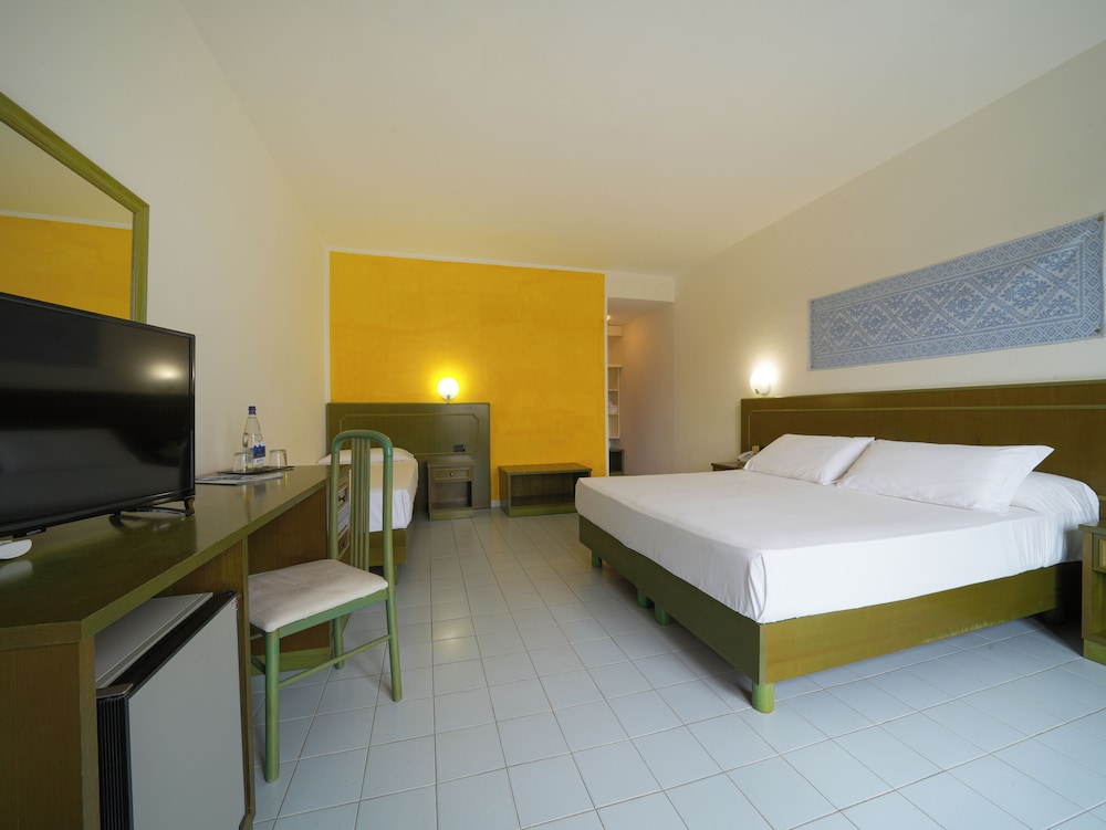ROOM, TRIPLE