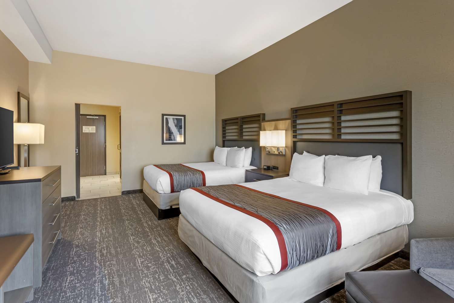 جناح بسريرين كوين مع أريكة بمطبخ لذوي الإعاقة