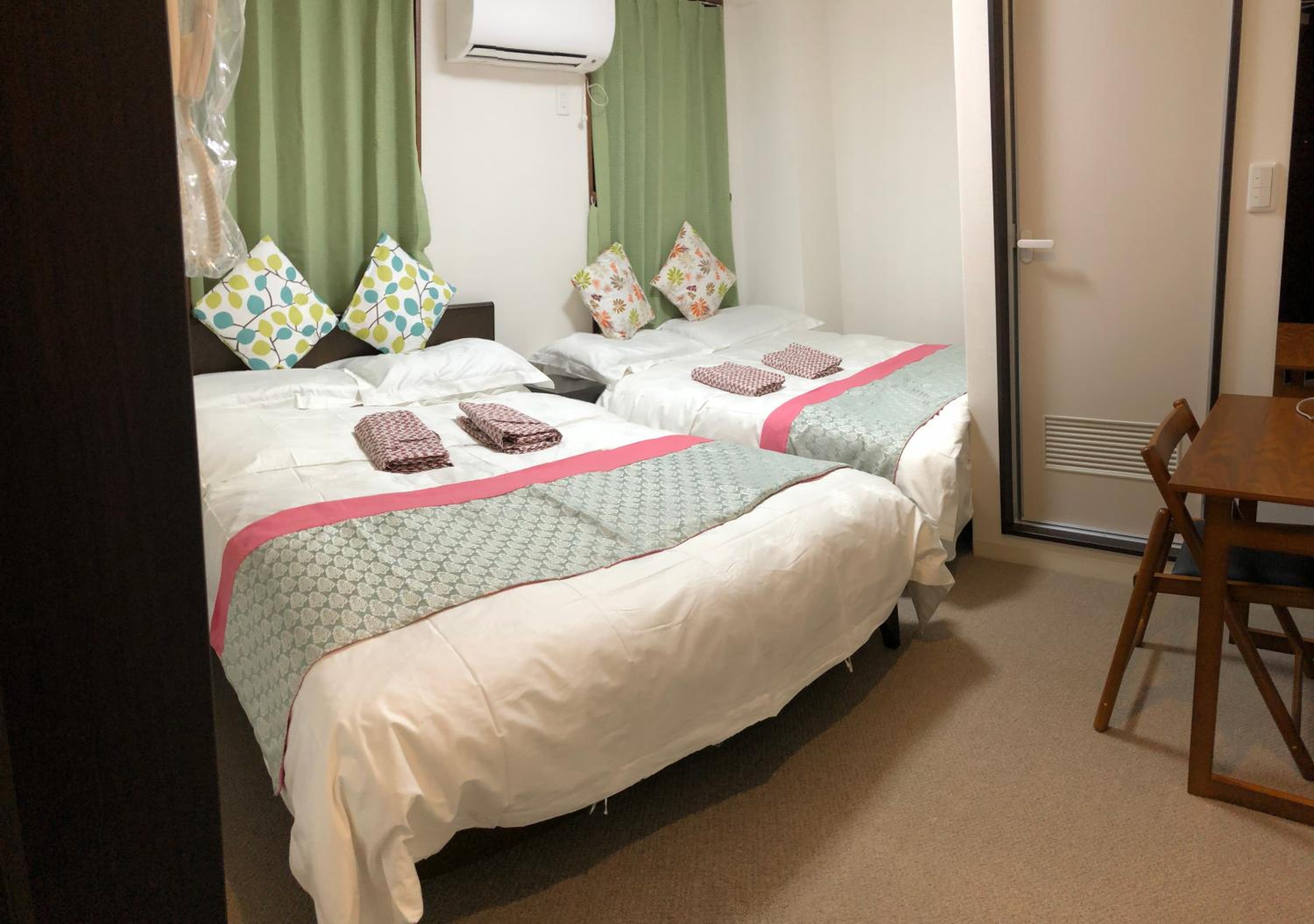 Room, Quadruple