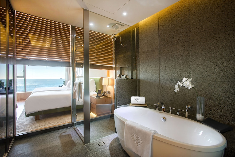 Baymond Hotel 41/47