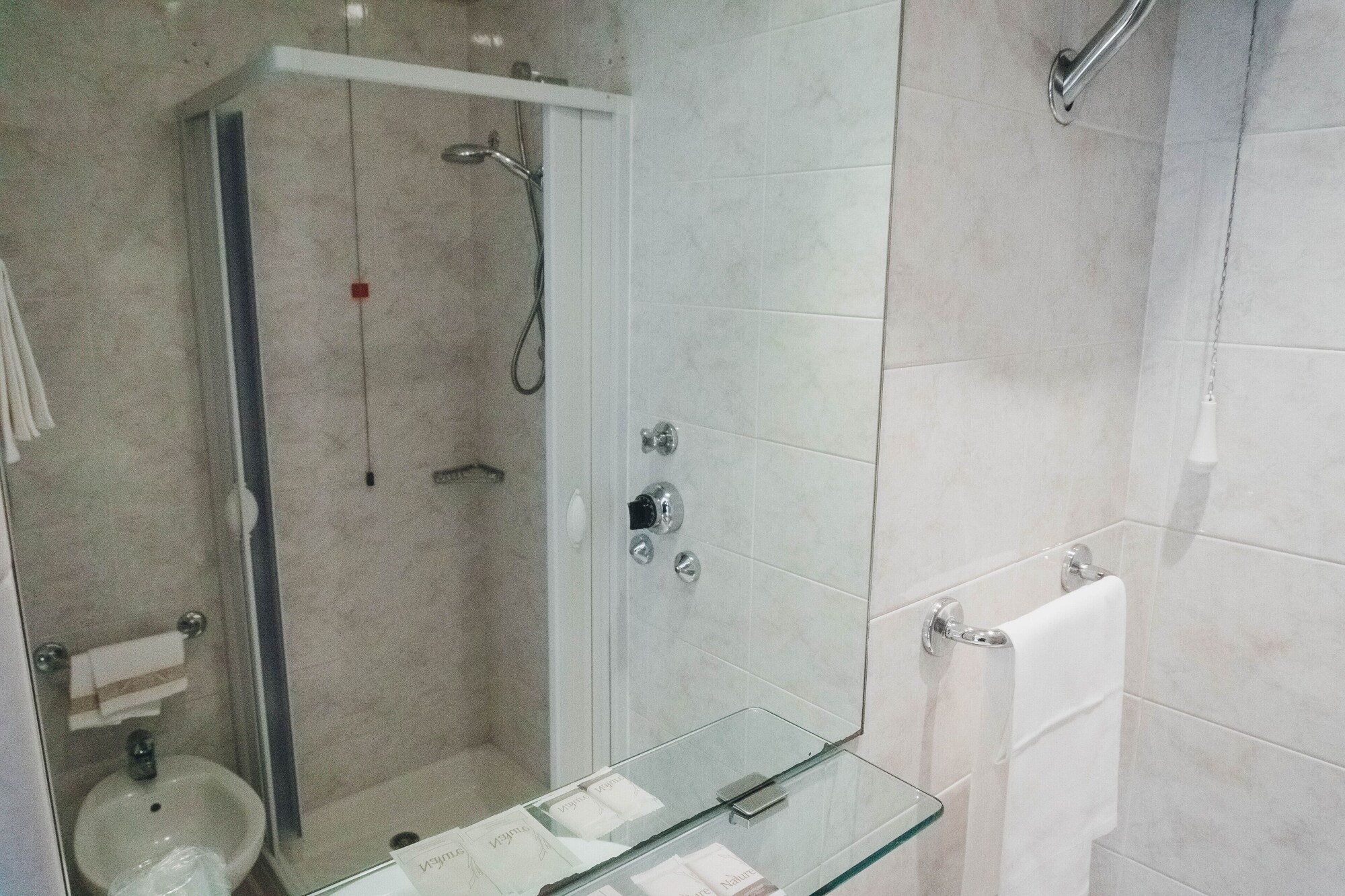 غرفة بسرير مزدوج بإطلالة على البحر بشرفة، Hotel Bobby Executive 8/9