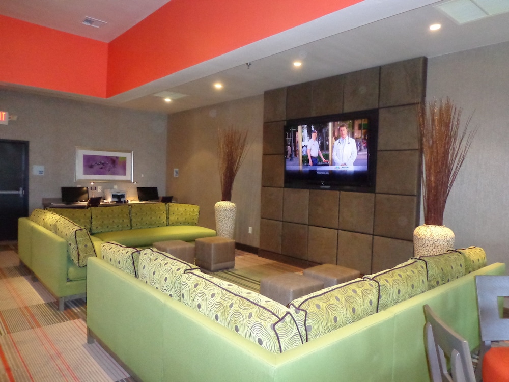 Holiday Inn Express Frisco Legacy Park Area 5/52