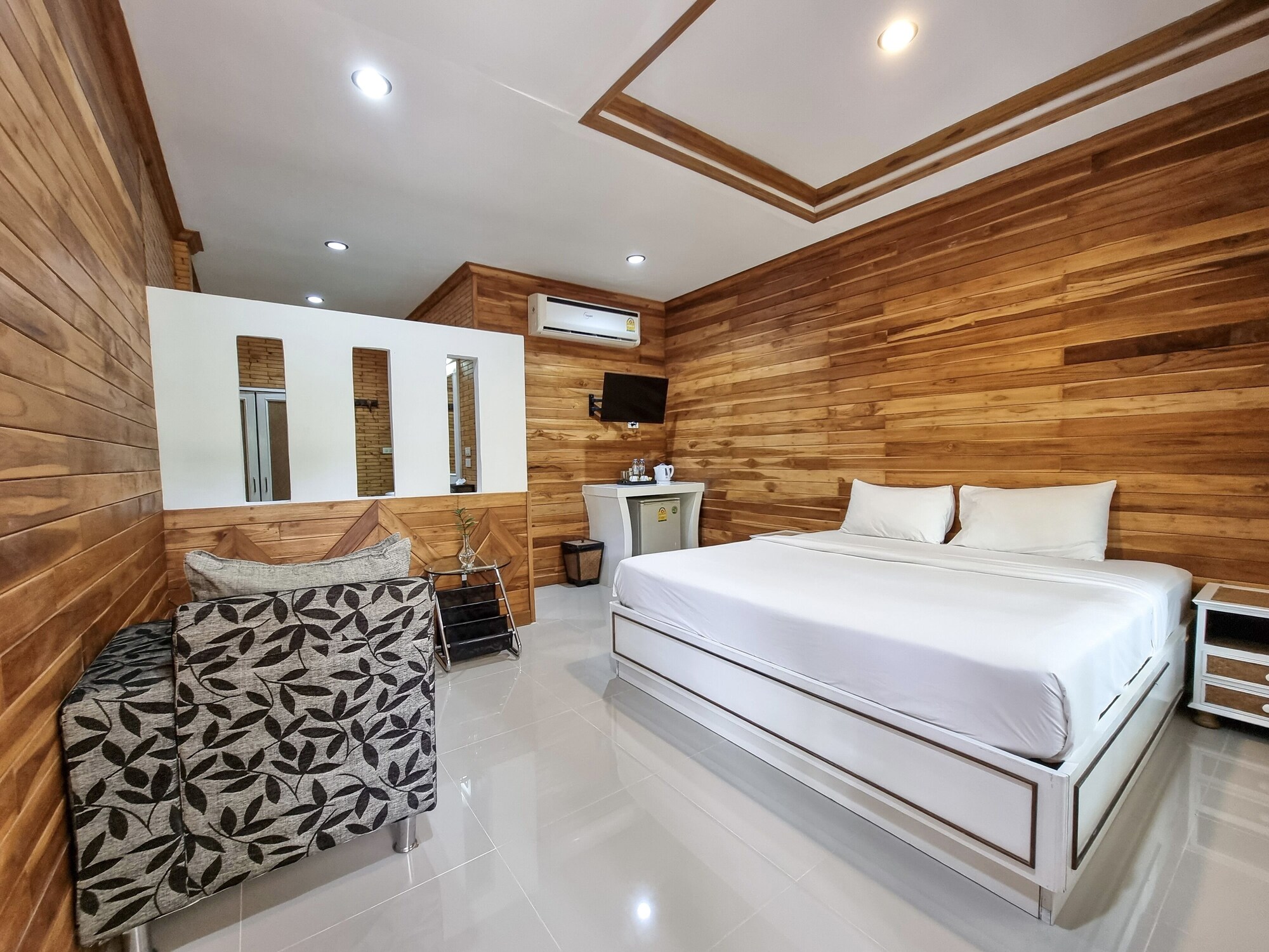 STANDARD, KING BED, POOL VIEW