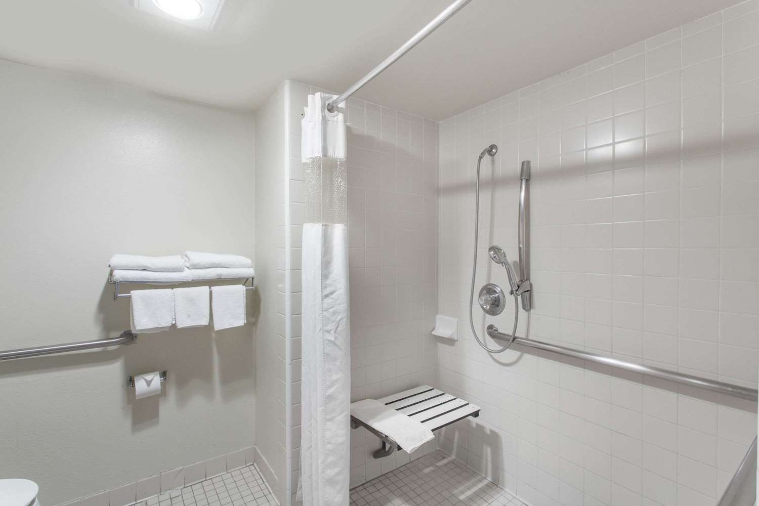Days Inn by Wyndham Anaheim Near The Park 44/45