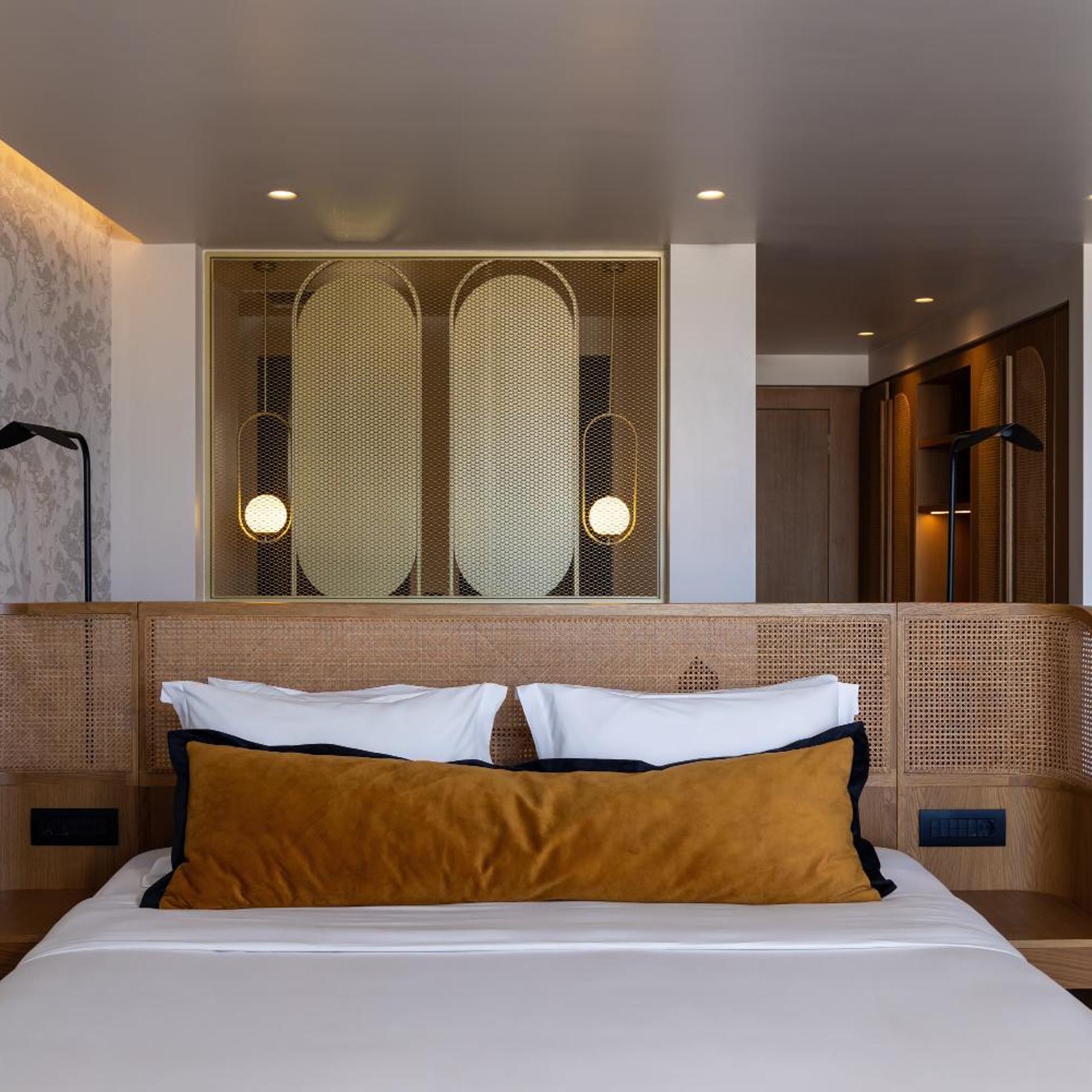 Ivory, Gold, Pool, Suite, Single, Sea View