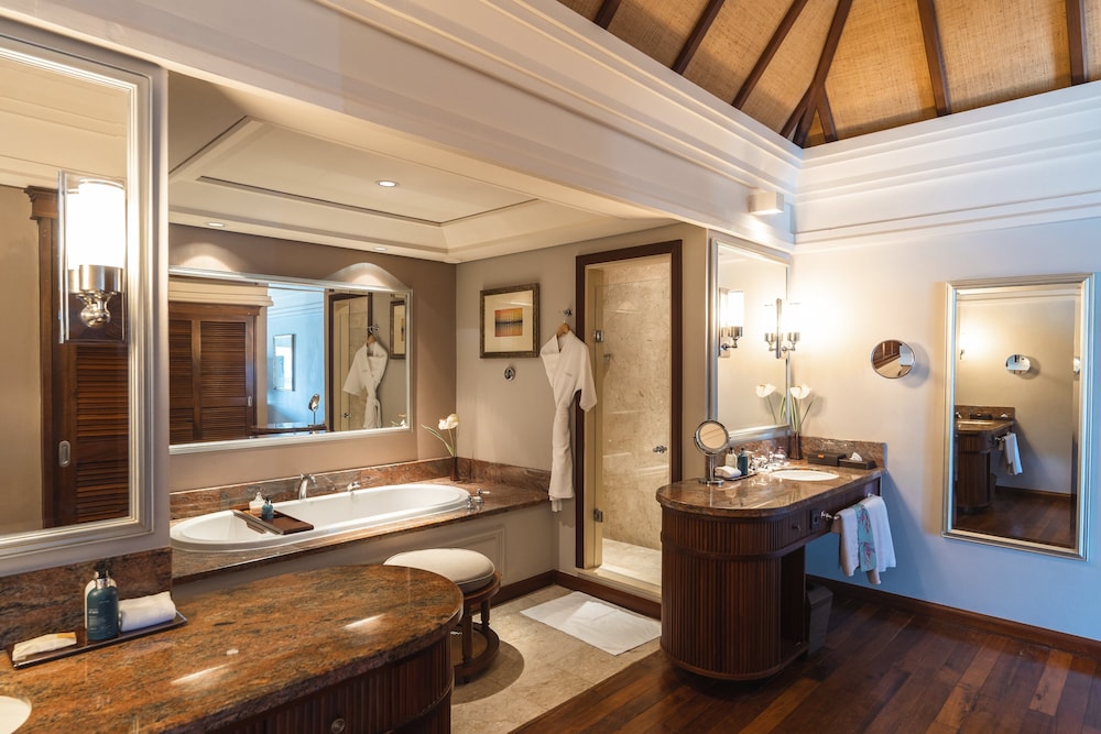 Junior Suite, King Bed, Sofa, Constance Prince Maurice 4/5