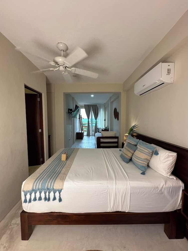 Plus, Junior Suite, 1 Queen and 1 Single Bed, Sofa