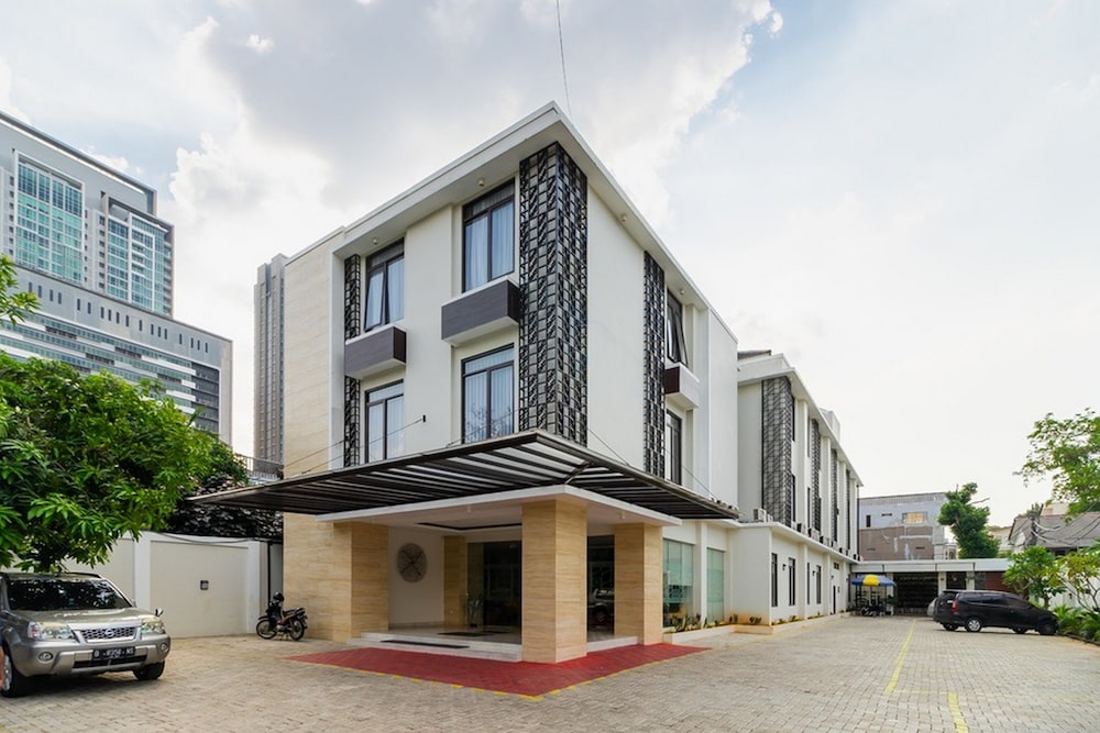RedDoorz Plus near Lippo Mall Kemang 2 21/23