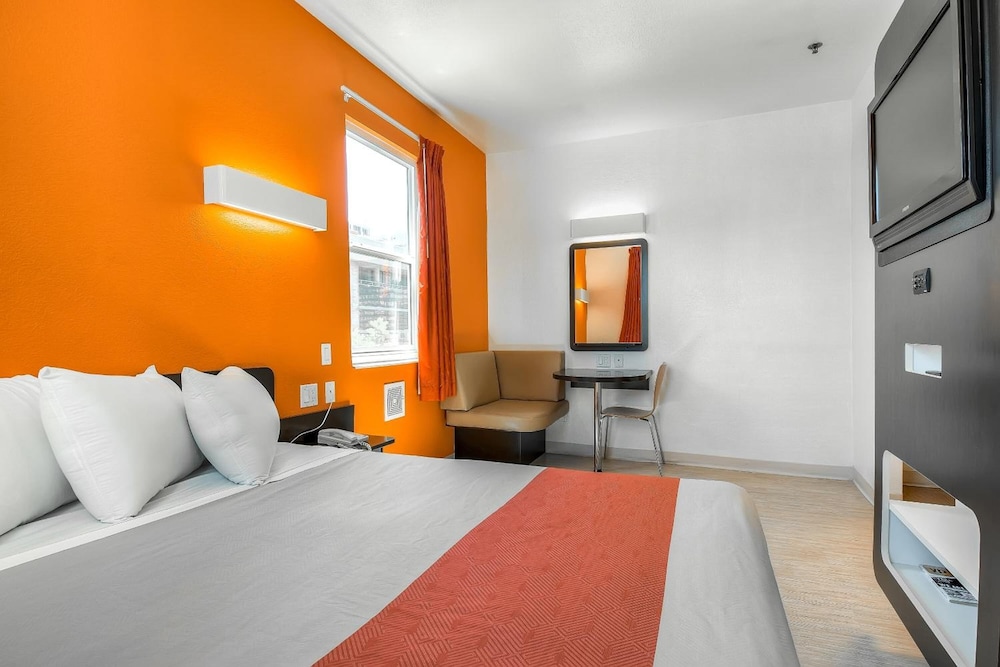 Motel6 San Diego, CA - Downtown 15/50