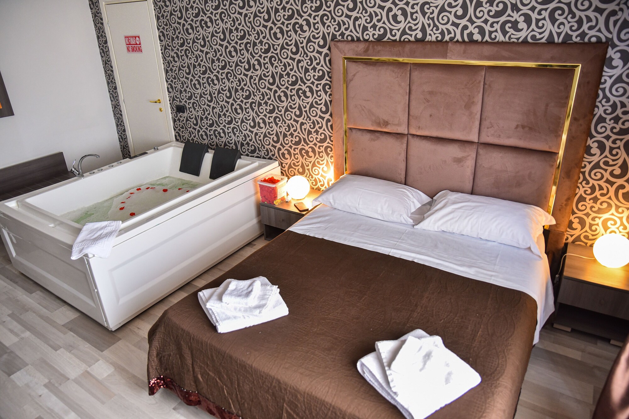 DELUXE, DOUBLE BED, JETTED TUB
